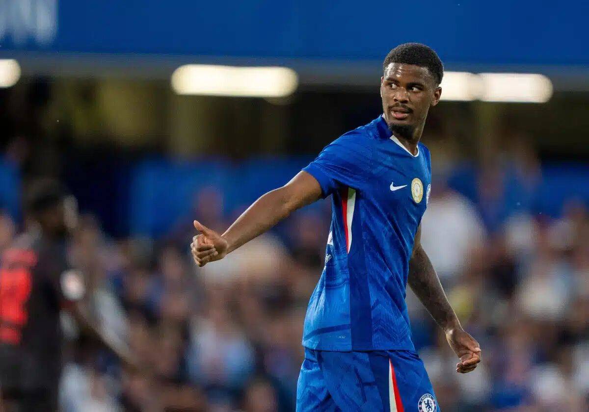 爱游戏登入- 西汉姆迎荷甲关键赛，转会期远射贴柱，气氛紧张，资深球员宣示担当